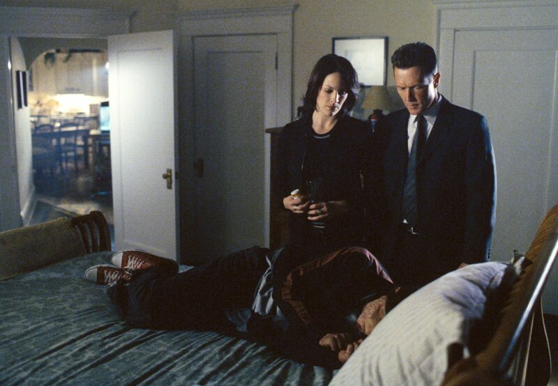 Noch haben Monica (Annabeth Gish, l.) und Doggett (Robert Patrick, r.) keine Ahnung, wer der Unbekannte (Chris Bradley Owens) mit dem Narbengesicht wirklich ist … – Bild: Twentieth Century Fox Film Corporation