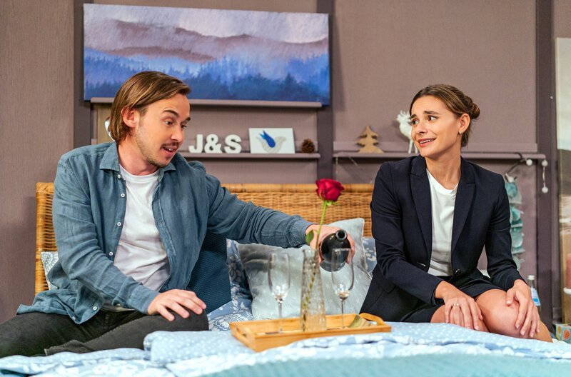 Jenny (Julia Obst) hat einen neuen Job im Landratsamt und ist vor lauter Lampenfieber total im Stress. Mit einer merkwürdigen Aktion am frühen Morgen macht Sebastian (Dominik Stricker) sie nur noch nervöser. – Bild: SWR/​Christian Koch