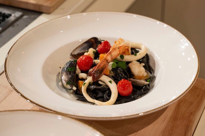 +++ Die Verwendung des sendungsbezogenen Materials ist nur mit dem Hinweis und Verlinkung auf RTL+ gestattet. +++ Daniel Bürger: Schwarze Tagliatelle „frutti di mare“  6,42 € – Bild: RTL