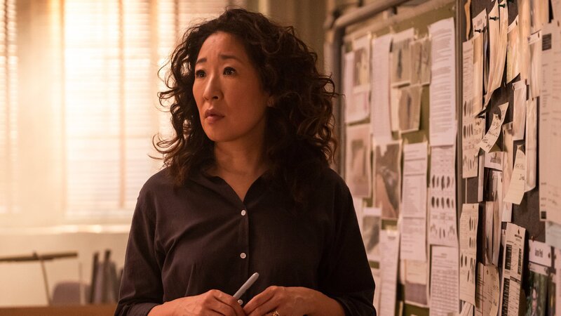 Die Suche nach dem „Geist“ stellt Eve (Sandra Oh) und das Team vor immer neue Herausforderungen. Und obwohl die Person alles tut, um keine Spuren zu hinterlassen, macht Eve eine interessante Entdeckung. – Bild: ZDF und Gareth Gatrell