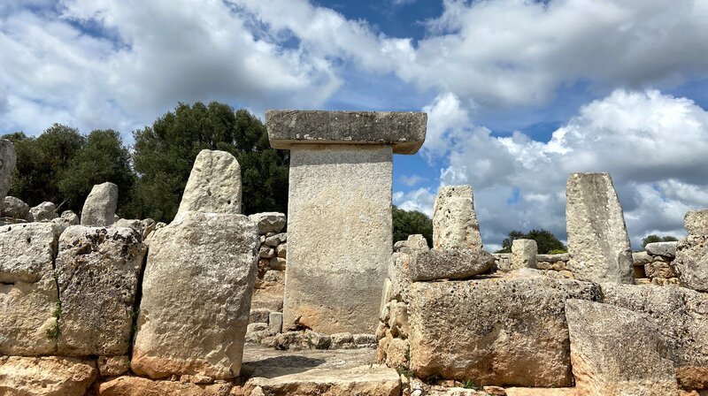 Zeugen einer längst vergangenen Zeit: Es gibt mehrere Ansammlungen von riesigen Megalith-Steinen auf Menorca. Weltweit einmalig sind die bis zu fünf Meter hohen „Taulas“, bei denen die Steine wie ein T angeordnet sind. – Bild: NDR/​nonfictionplanet/​Steffen Schneider