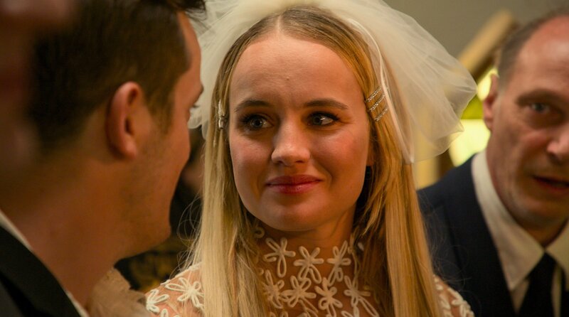 Jetzt ist es Liebe bei Jäcki (Luise von Finckh). – Bild: ARD Degeto Film/​Florida Film GmbH/​Repro