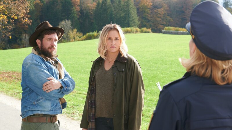 Lena Lorenz (Judith Hoersch, M.), Schorschi Striebel (Sebastian Edtbauer, l.) und Polizistin Anna Prückl (Sarah-Lavinia Schmidbauer, r.) können sich nicht erklären, wie es zu dem Unfall kommen konnte. – Bild: ZDF