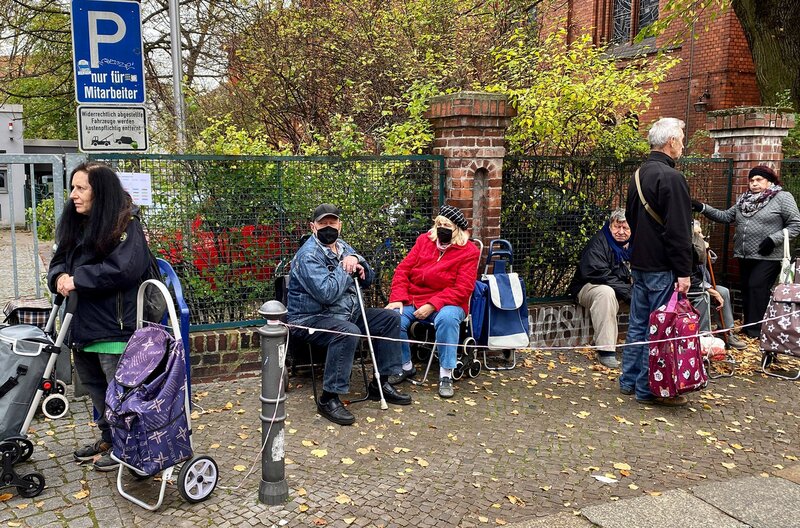 Wartende Menschen vor der Essensausgabe in Berlin-Neukölln – Bild: Eco Media TV/​Jan Tenhaven