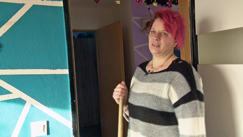 Franzi räumt das Zimmer ihres Sohnes auf. Sie bereut es nicht, ihn unter der Woche in eine therapeutische Einrichtung zu bringen. – Bild: 0032 Die Rückkehr