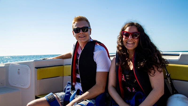 Frederick Bergstrand (L) and Kattie Wilkie (R) sitting on a boat, enjoying their new life in Torremolinos, Spain, during a day full of sun and good waves, as seen on Mediterranean Life – Bild: Scripps Networks, LLC