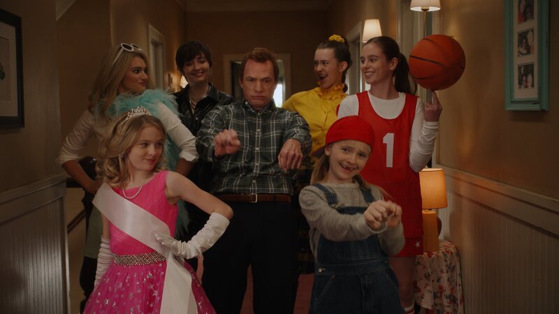 Vorne, v.li.: Lola Loud (Ella Allan), Lana Loud (Mia Allan). Hinter, v.li.: Leni Loud (Eva Carlton), Luna Loud (Sophia Woodward), Lynn Loud Sr. (Brian Stepanek), Luan Loud (Catherine Ashmore Bradley), Lynn Loud (Annaka Fourneret) – Bild: Paramount