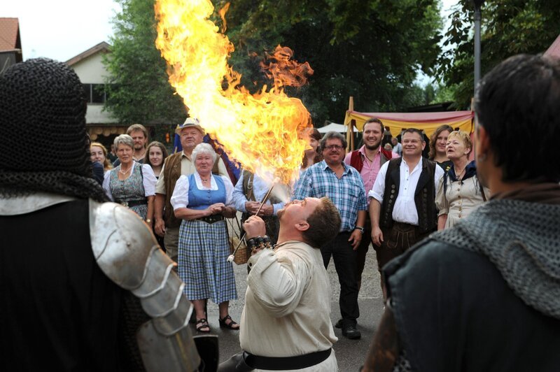 Das Lansinger Mittelalterfest lockt viele Besucher ins Dorf. – Bild: BR/​Marco Orlando Pichler