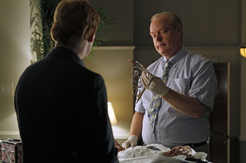 Tom (Christian Clemenson, re.) zeigt Horatio (David Caruso) die Mordwaffe: Suzanne Gramercy wurde mit einer Schönheitskönigin-Krone erstochen. – Bild: RTL /​ CBS
