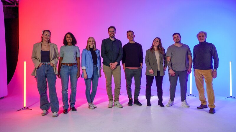 Moderator Eric Mayer hat zusammen mit Dr. Markus Germar, Sozialpsychologe an der Universität Hildesheim, Menschen in einem Studio zusammengebracht, um mit ihnen über die negativen und positiven Auswirkung von Gruppen zu sprechen. – Bild: ZDF und Henning Sliwa