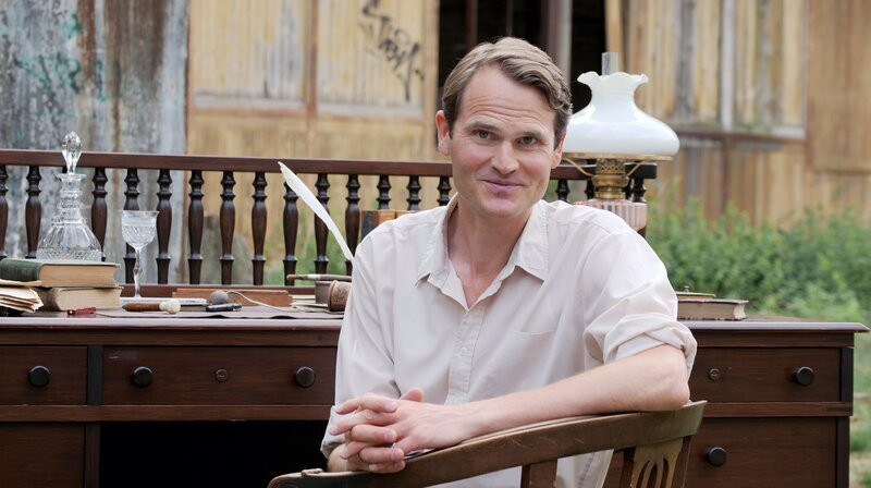 RUNDFUNK BERLIN-BRANDENBURG Fabian Hinrichs präsentiert das fünfteilige rbb-TV-Event „Die Entdeckung der Heimat – Fontanes Wanderungen durch die Mark Brandenburg“ Fabian Hinrichs (Foto), bekannt als Kommissar im Franken-Tatort der ARD und Star der Berliner Volksbühne, steht aktuell in Berlin und Brandenburg für die fünfteilige rbb-Reihe „Die Entdeckung der Heimat – Fontanes Wanderungen durch die Mark Brandenburg“ als Presenter vor der Kamera. Anlässlich des 200. Geburtstags Theodor Fontanes begibt er sich in der Regie von Johannes Unger auf eine filmische Exkursion durch die Region, die das umfangreichste Werk des Schriftstellers inspirierte. – Bild: rbb/​Thomas Ernst