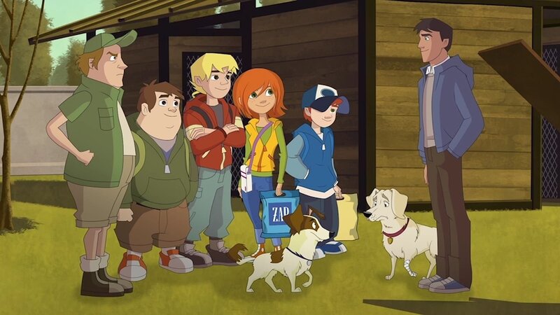 Zufällig treffen die 4 1/​2 Freunde Kommissar Martinez mit seinem Hund Luke bei einem Hundetrainer (li.). Der Hundetrainer ist nicht erfreut darüber, dass der freche Dandy statt des verletzten Luke am Training teilnehmen soll. – Bild: ZDF/​Edebé Audiovisual/​B-Water/​ZDF E/​CCMA/​RTVE