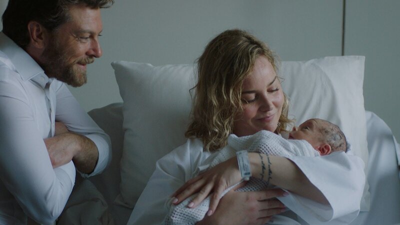 Michael Heyward (Dan Spielman) und Melanie Heyward (Abbie Cornish) – Bild: RTL /​ SEVEN STUDIOS PTY LTD