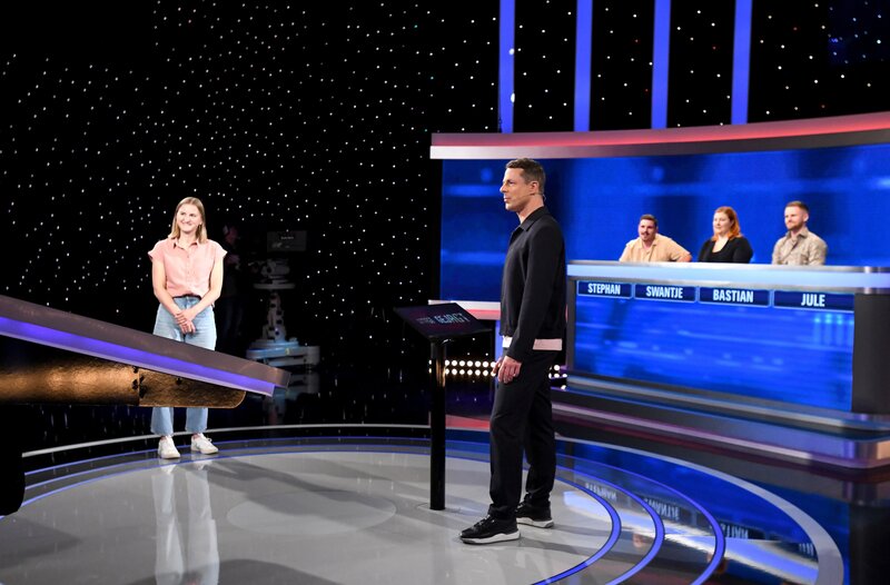 Moderator Alexander Bommes (M.) mit den Kandidat:innen: Julia Wintgens (l.), Stephan Schaar (3.v.r.), Swantje Kowalski (2.v.r.) und Bastian Füssel (r.). – Bild: ARD/​Uwe Ernst