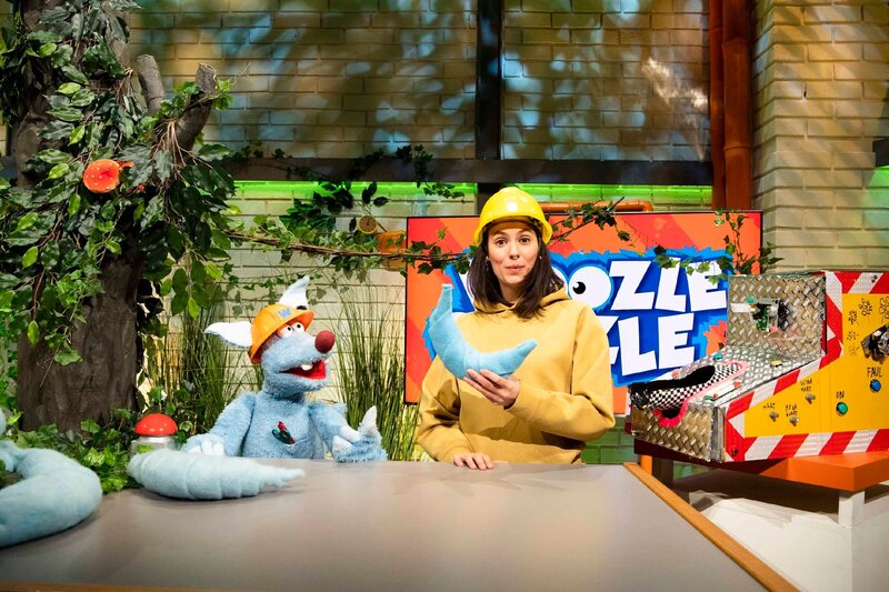 Maria will einen Marathon laufen! Woozle ist ihr Trainer und Ernährungsberater. Der Optimampf 3001 soll die optimalen Nahrungsmittel produzieren, doch die Erfindung spuckt nur Pillen und Tabletten aus. – Bild: SUPER RTL/​Annette Etges /​ Was wir essen