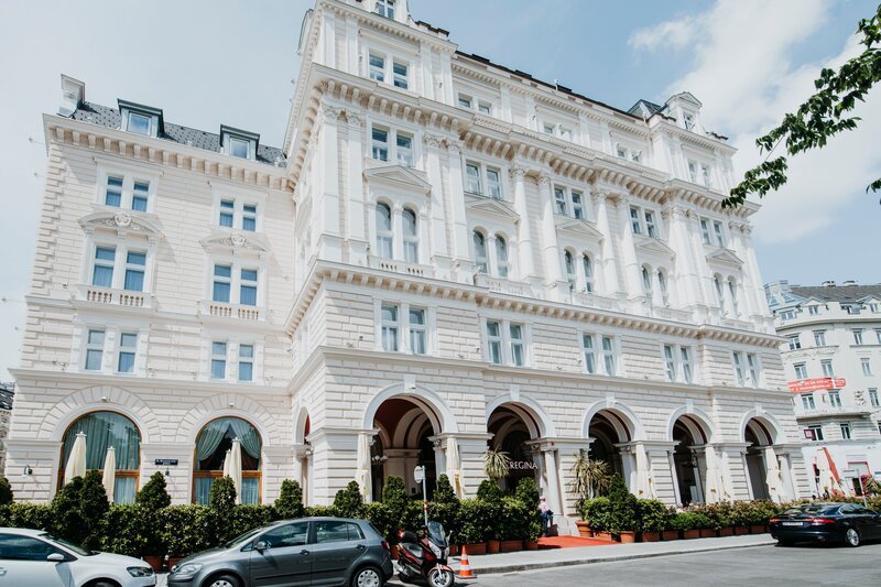 Das 4 Sterne Hotel Regina in Wien wird in 4. Generation der Familie Kremslehner geführt. – Bild: ServusTV /​ Kelemen /​ Christopher Kelemen