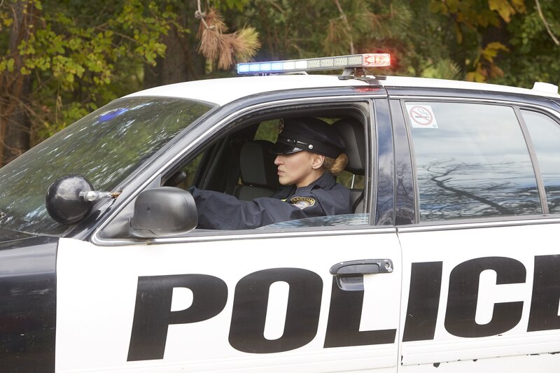 Nachstellung: Polizistin – Bild: Saloon Media Lizenzbild frei