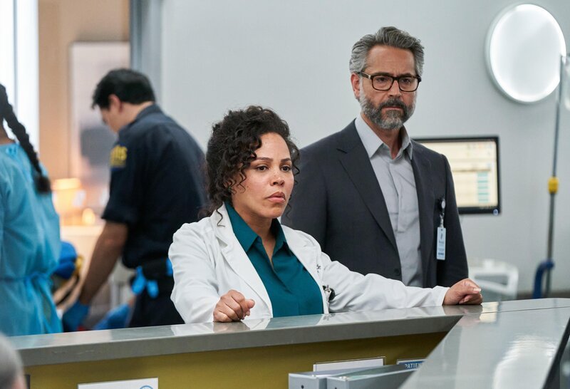 Dr. Gina Walker (Amirah Vann) und Dr. Michael Hamda (Omar Metwally) – Bild: RTL /​ Sony Pictures Entertainment.
