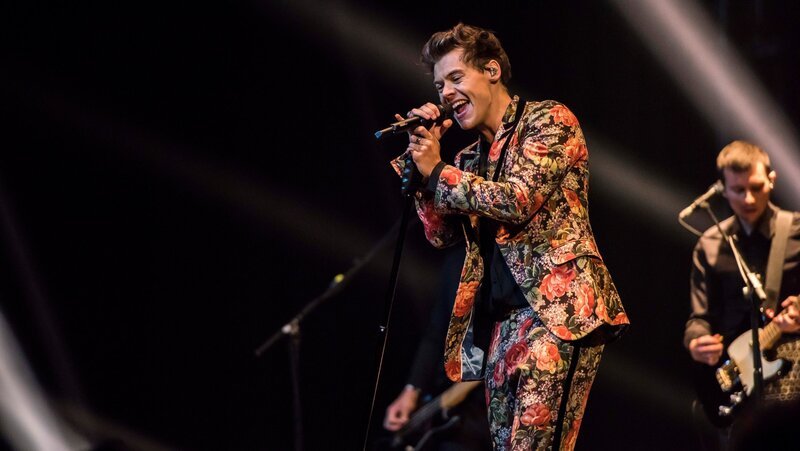 Im August präsentiert Harry Styles sein erstes Soloalbum im BBC-Studio in Manchester. – Bild: 3sat