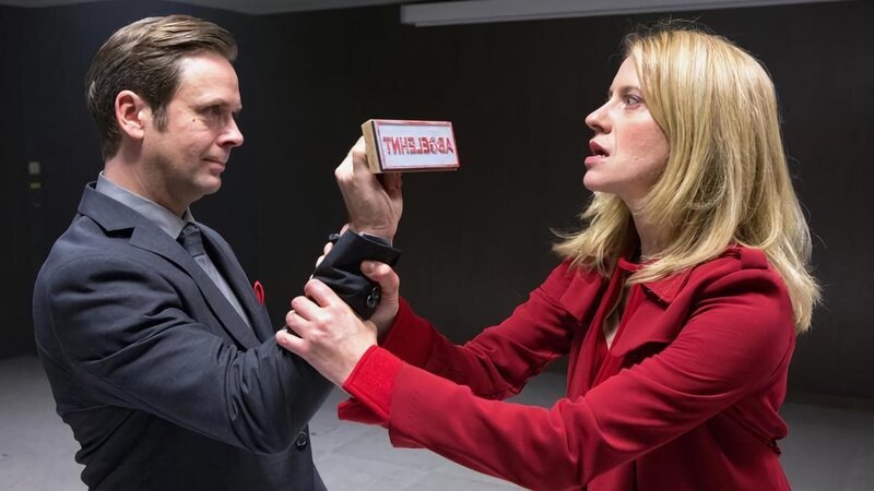 Sophie Haas (Caroline Peters) hat einen Termin im Kölner Polizeipräsidium und trifft auf Hans-Peter Jogereit (Matthias Matschke), der mit einem übergroßen „Abgelehnt“-Stempel ihre Bewerbung auf eine Stelle in Köln bearbeitet. – Bild: WDR/​Michael Böhme