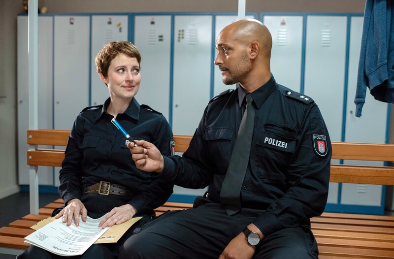 Es fällt Lukas Petersen (Patrick Abozen, r.) alles andere als leicht, aber er möchte Nina Sieveking (Wanda Perdelwitz, l.) bei ihrem nächsten Karriereschritt nicht im Wege stehen. – Bild: ARD/​Thorsten Jander