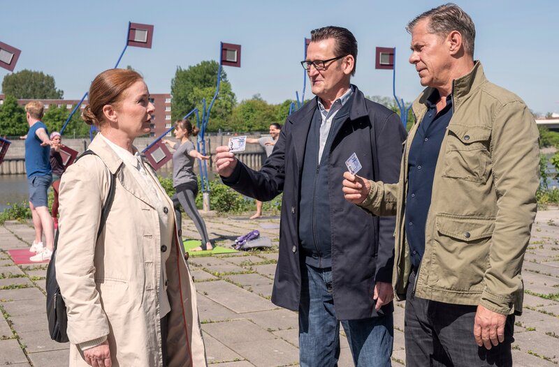 Lars (Ingo Naujoks, M.) und Finn (Sven Martinek, r.) haben noch ein paar Fragen an Sybille Burg (Lina Wendel, l.). – Bild: ARD/​Jörg Müller