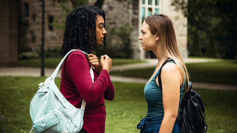 Mädchen reden. – Bild: Warner Bros. Discovery