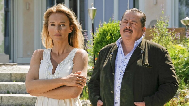 Verheimlicht Cosima Tauber (Caroline Beil, l.) vor Kommissar Korbinian Hofer (Joseph Hannesschläger, r.) etwas? – Bild: ZDF