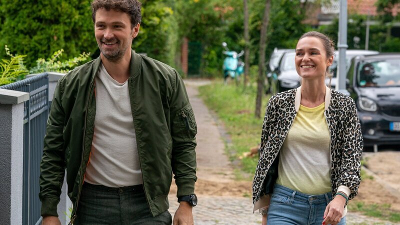 Lucy Elbe (Josephin Busch) nimmt Alexander von Tal (Aleksandar Radenkovi?) nicht ab, dass die Begegnung mit der jungen Serbin Jelena und ihrem Sohn Milan für ihn keine weitere Bedeutung hat. – Bild: ZDF