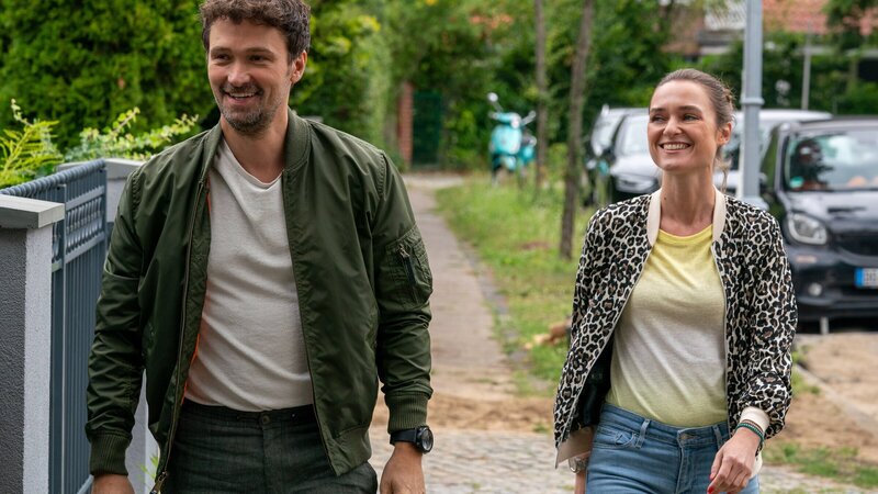 Lucy Elbe (Josephin Busch) nimmt Alexander von Tal (Aleksandar Radenkovi?) nicht ab, dass die Begegnung mit der jungen Serbin Jelena und ihrem Sohn Milan für ihn keine weitere Bedeutung hat. – Bild: ZDF