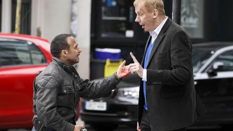 Semir (Erdogan Atalay, l.) wird schlagartig klar, dass Thorsten Markwart (Ludger Pistor) das Ziel des Anschlags ist. – Bild: MG RTL D /​ Guido Engels