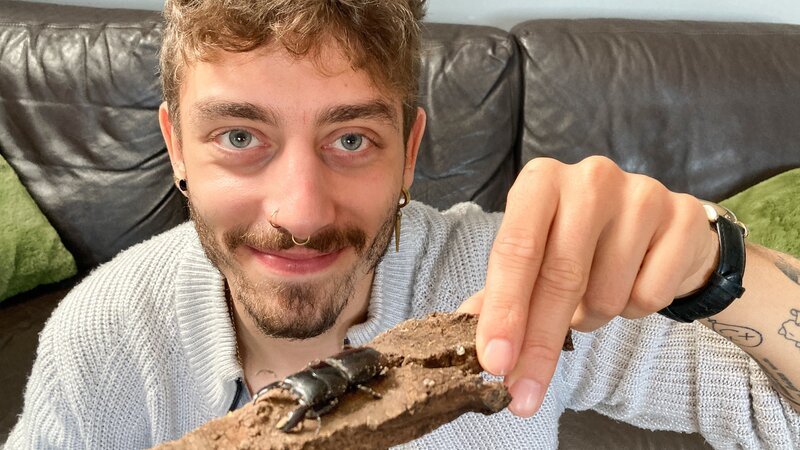 Jason mit einem Hirschkäfer. – Bild: BR/​Text und Bild Medienproduktion GmbH & Co. KG/​Stefanie Wolf