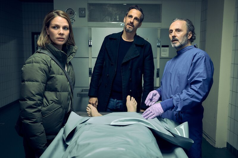 Maris (Jessica Schwarz, l.), Konrad Diener (Max von Thun, 2.v.l.) und Dr. Stefan Zabel (Robert Schupp, r.) – Bild: ZDF und Frank Dicks.