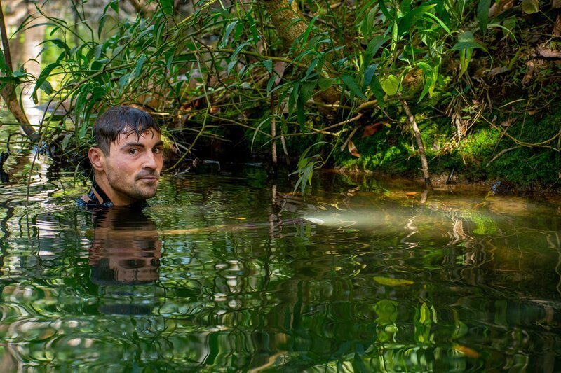 Dan im Fluss auf der Suche nach Anacondas – Bild: Off the fence
