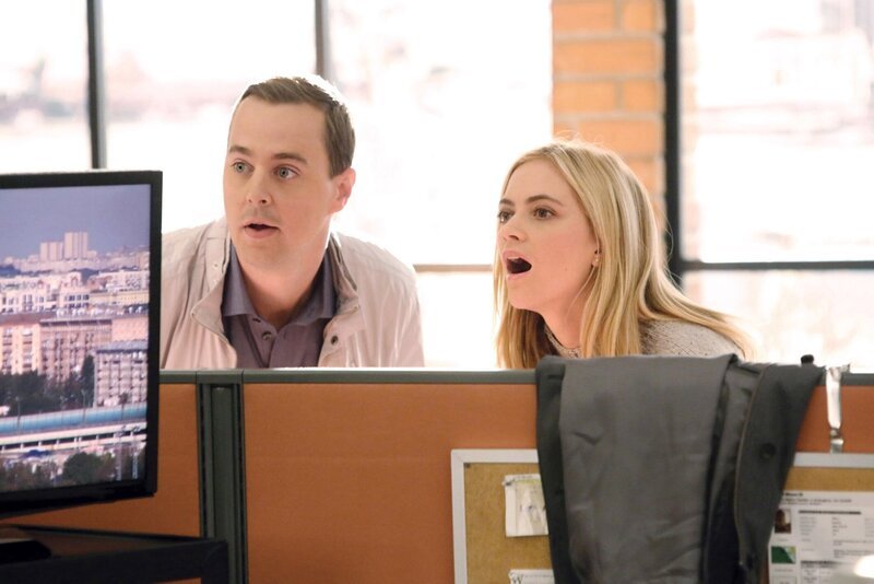 Während der Ermittlungen in einem neuen Fall wundern sich McGee (Sean Murray, l.) und Bishop (Emily Wickersham, r.) über Tonys seltsames Verhalten … – Bild: PLURIMEDIA (CBS)