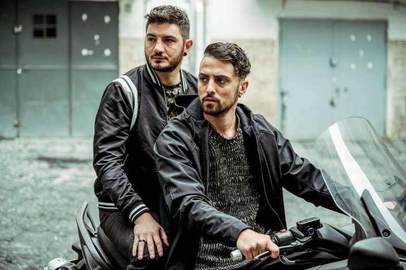 Unterboss Belle’ Bbuono (Alessandro Palladino, li.) – wer etwas darstellt in der Camorra wird chauffiert. – Bild: ORF/​Beta Film/​Marco Ghidelli