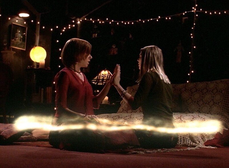 Willow (Alyson Hannigan, l.) und ihre Freundin Tara (Amber Benson, r.) verbessern ihre Hexenkünste. – Bild: RTL /​ Twentieth Century Fox Film Corporation
