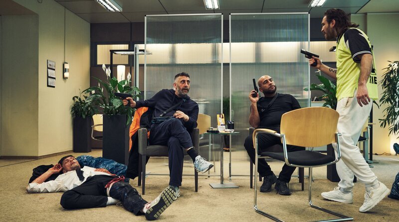 V. li. n. re.: Die Bankräuber unter Druck: Obwohl Pepsi (Stipe Erceg) dringend Hilfe braucht, machen Keko (Kida Khodr Ramadan), Barro (Veysel Gelin) und Stulle (Frederick Lau) weiter. – Bild: ARD Degeto/​Marco Fischer