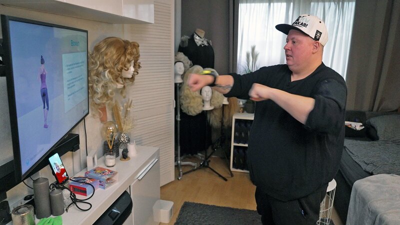 Kevin (aka Dragqueen Vanity Trash) will abnehmem und trainiert mit Anweisung – Bild: RTL Zwei