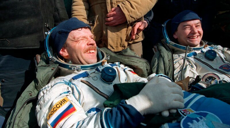 Reinhold Ewald (l), ein waschechter Astronaut aus Mönchengladbach, wurde in Köln und Moskau ausgebildet und trat seinen ersten Raumflug an. Nächster Halt: MIR, die russische Raumstation. Dramatischer Höhepunkt der Reise: ein Feuer an Bord der MIR. Die Crew bekam das schnell in den Griff und Ewald landete sicher in der kasachischen Steppe. – Bild: WDR/​dpa
