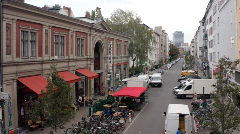 Die Markthalle Neun in Berlin-Kreuzberg ist inzwischen 131 Jahre alt und hat sich immer wieder neu erfunden. Ursprünglich gegründet wurde sie, um die Bevölkerung mit preiswerten Lebensmitteln zu versorgen. Heute ist die Markthalle vor allem eine Adresse für Genießer. Kaum zu glauben, dass die Markthalle Anfang 2000 kurz vor dem Aus stand. Immer mehr Händler gaben damals auf, stattdessen bestimmten Textil- und Lebensmitteldiscounter die Flächen. Nur durch das Engagement von Anwohnern aus dem Kiez konnte die Markthalle vor dem Aus gerettet werden. Die Händler und Produzenten, die heute in der Markthalle Neun verkaufen, kochen und backen, haben vor allem eins gemeinsam: Sie glauben an gute Lebensmittel und gutes Essen. – Regionaler Genuss in der Markthalle Neun. – Bild: rbb/​Norbert Lübbers