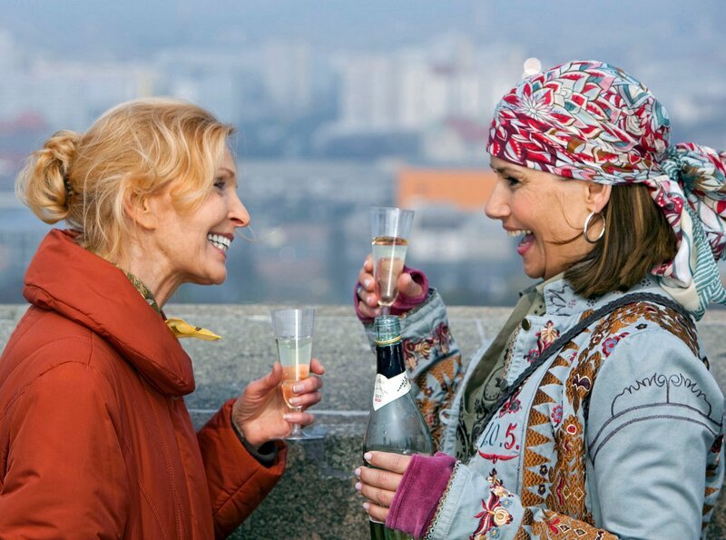 Ingrid Rischke (Jutta Kammann, links) genießt mit Karla Seyfried (Jenny Jürgens) ihre neu gewonnene Freiheit. – Bild: MDR/​MDR/​Saxonia/​Peter Krajewsky