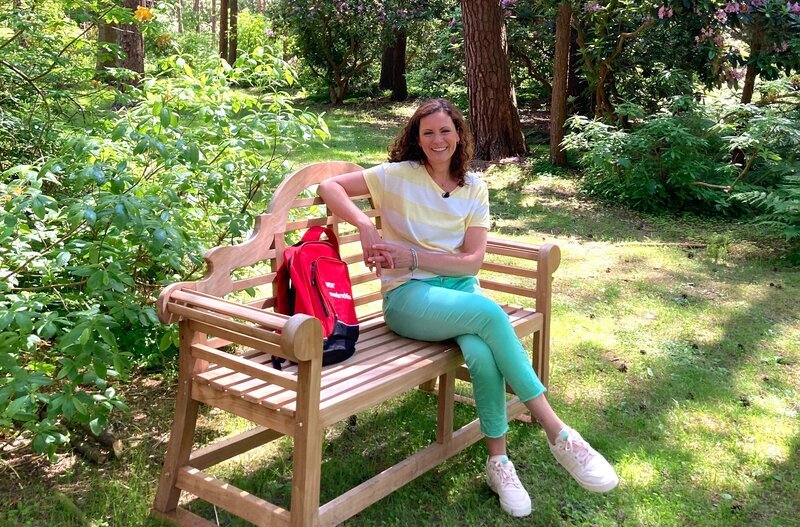 Moderatorin Anne Wilmes im Rhododendron-Waldpark Hobbie in Westerstede, der mit über 70 ha der größte seiner Art in Deutschland. – Bild: WDR/​Beate Höfener /​ ZDF