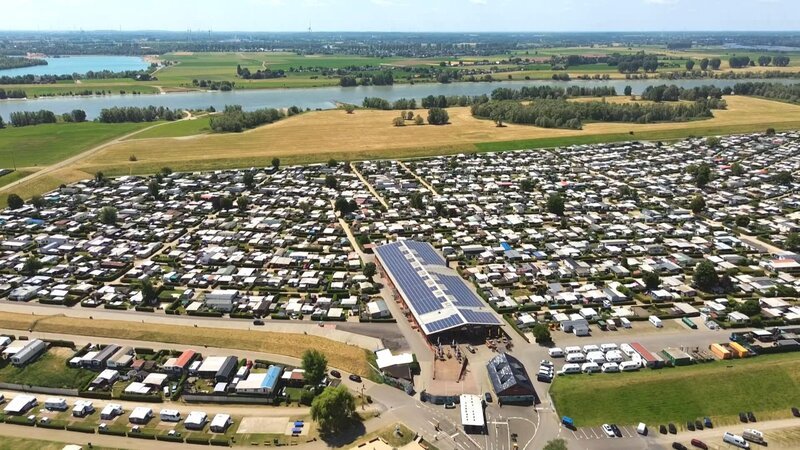 Die Grav-Insel: Der weitläufige Campingplatz am linken Niederrhein bietet über 2.000 Stellplätze für Dauercamper und zieht in der Hochsaison bis zu 15.000 Gäste an – ein grünes Paradies direkt am Rhein. – Bild: ZDF und Dominik Dabrowski