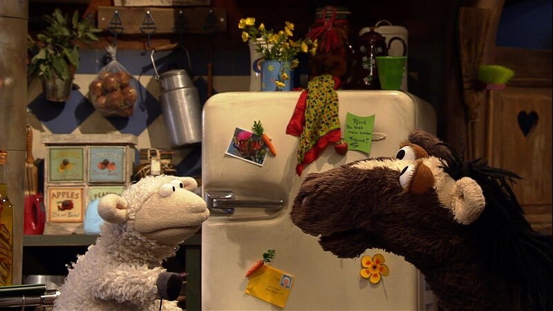 Pferd möchte mit Wolle ein leckeres Frühstück essen. – Bild: NDR