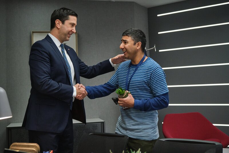 L-R: Jerry Bernstein (David Schwimmer) und Joseph Harries (Nick Mohammed) – Bild: CH Media /​ Photographer – Ollie Upton /​ Sky UK Limited