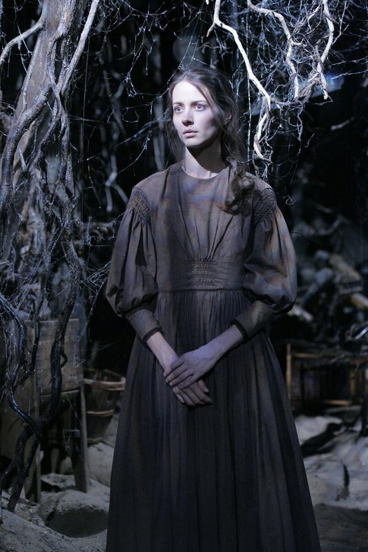 Die Bewohner der alten Stadt haben vor hundertfünfzig Jahren Brot gegessen, das mit Mutterkorn vergiftet war. Die junge Tessa (Amy Acker) hat damals noch versucht die Menschen vor dem drohenden Schicksal zu warnen, aber sie wurde nicht ernst genommen und als Hexe verschrien … – Bild: ABC Studios