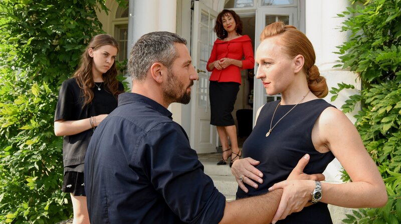 v.li.: Alma (Alina Schaller), Milo Albertin (Murathan Muslu), Greta Morena (Andrea Eckert), Livia Morena-Albertin (Brigitte Hobmeier). – Bild: ORF