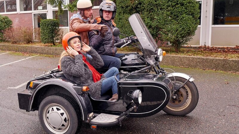 Karin (Jessica Ginkel) und Stefan (Hendrik Duryn, 2.v.l.) wurden von einem Motorradfahrer mitgenommen. – Bild: TVNOW /​ Frank Dicks
