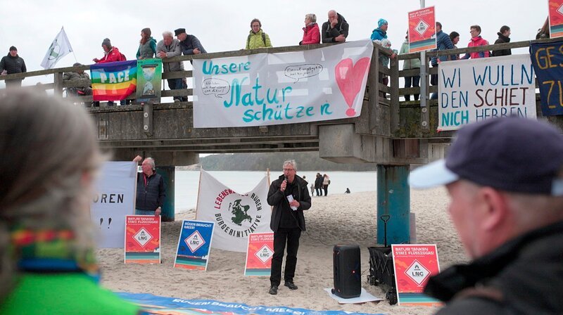 Auf Rügen kämpft Thomas Kunstmann mit seiner Bürgerinitiative gegen das LNG-Terminal im Hafen von Mukran. – Bild: rbb/​NDR/​David Diwiak
